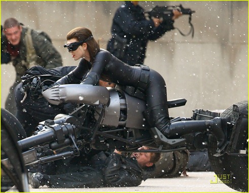 anne-hathaway-as-dark-knight-rises-catwoman-first-look-02
