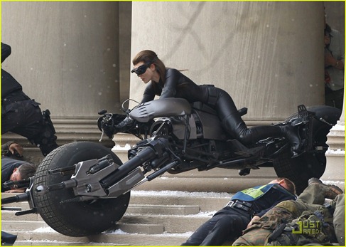 anne-hathaway-as-dark-knight-rises-catwoman-first-look-04