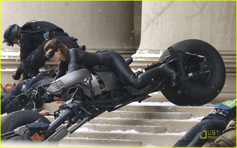 anne-hathaway-as-dark-knight-rises-catwoman-first-look-05